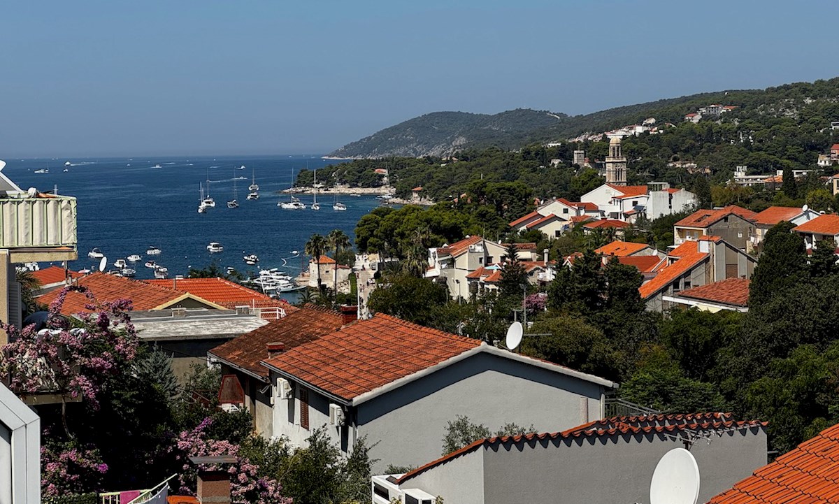 Appartamento duplex con balcone, terrazza, giardino e parcheggio a Hvar