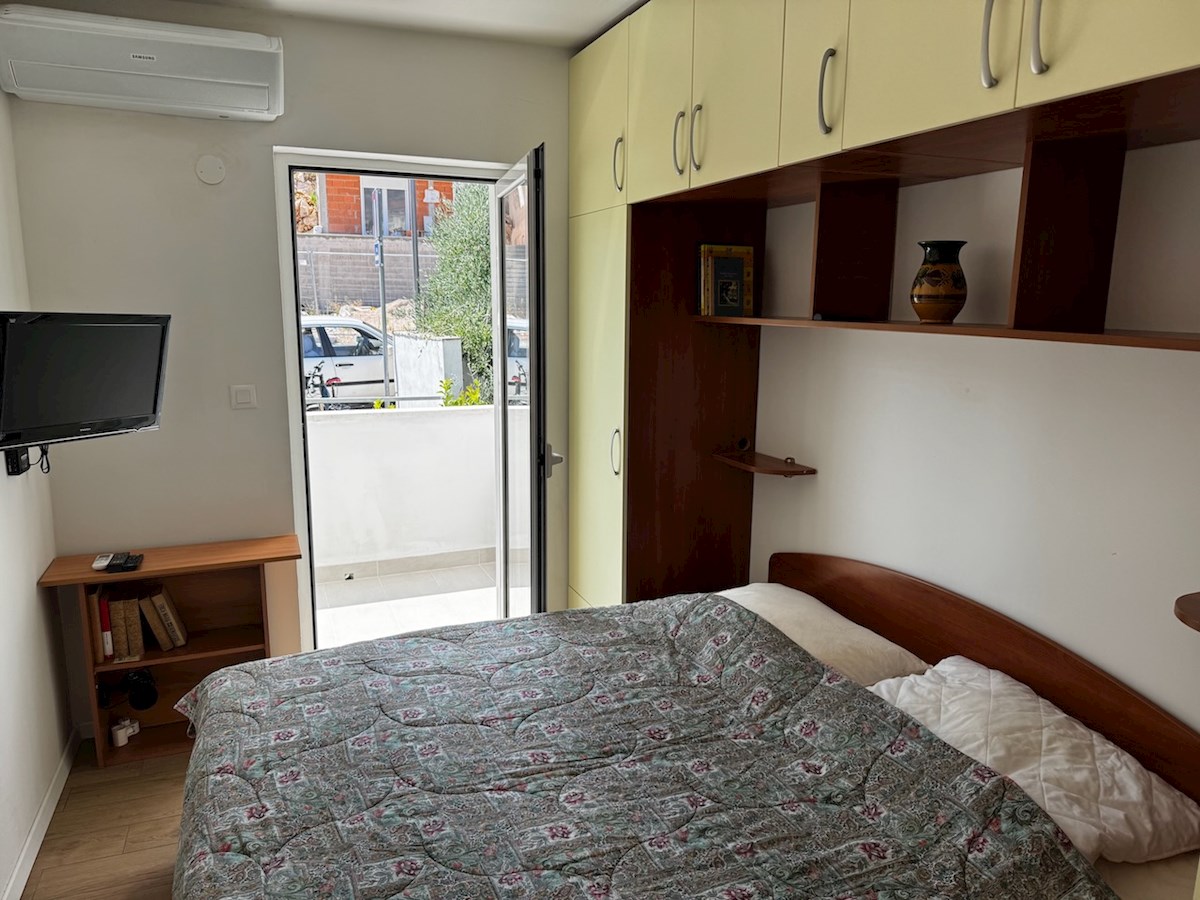 Appartamento duplex con balcone, terrazza, giardino e parcheggio a Hvar