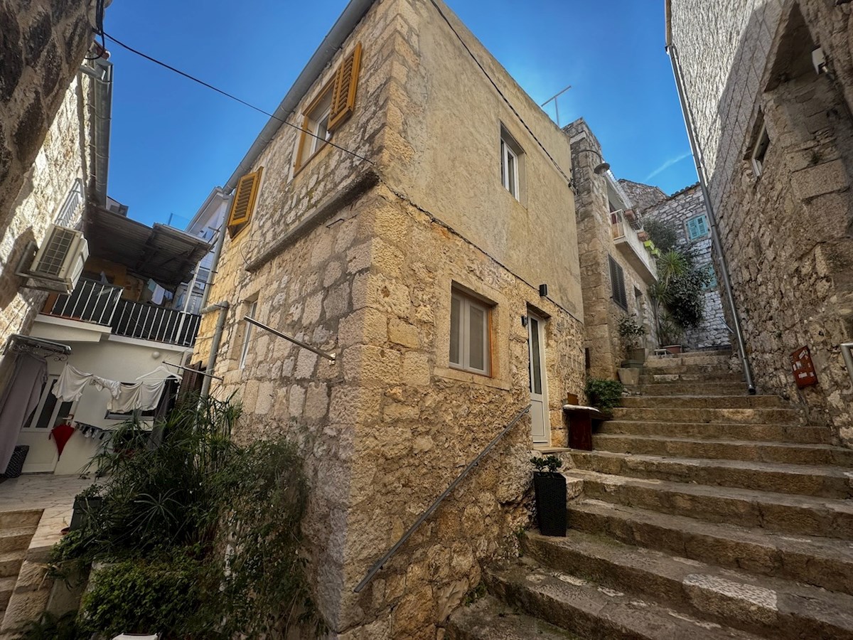 Casa tradizionale in pietra con progetto approvato - Città di Hvar