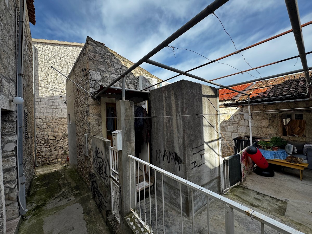 Casa tradizionale in pietra con progetto approvato - Città di Hvar