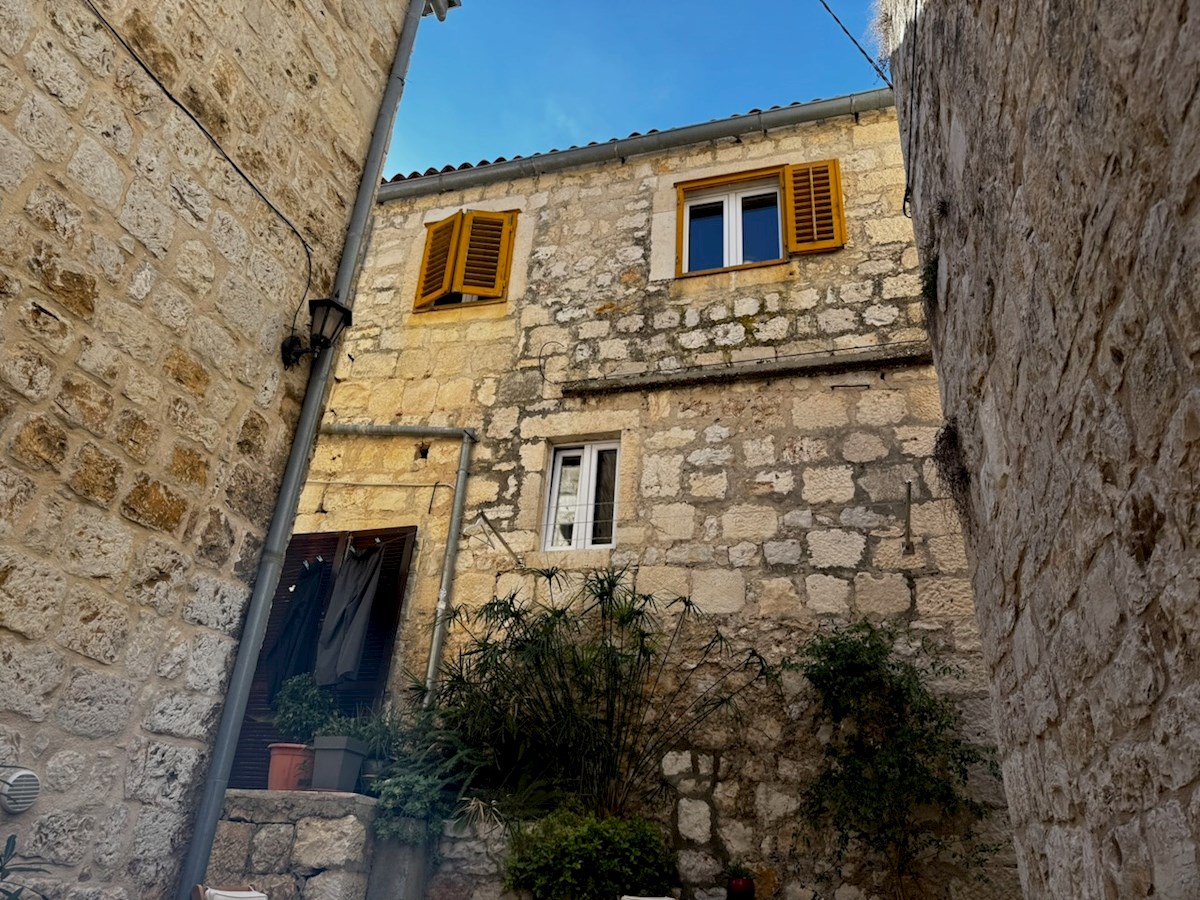 Casa tradizionale in pietra con progetto approvato - Città di Hvar