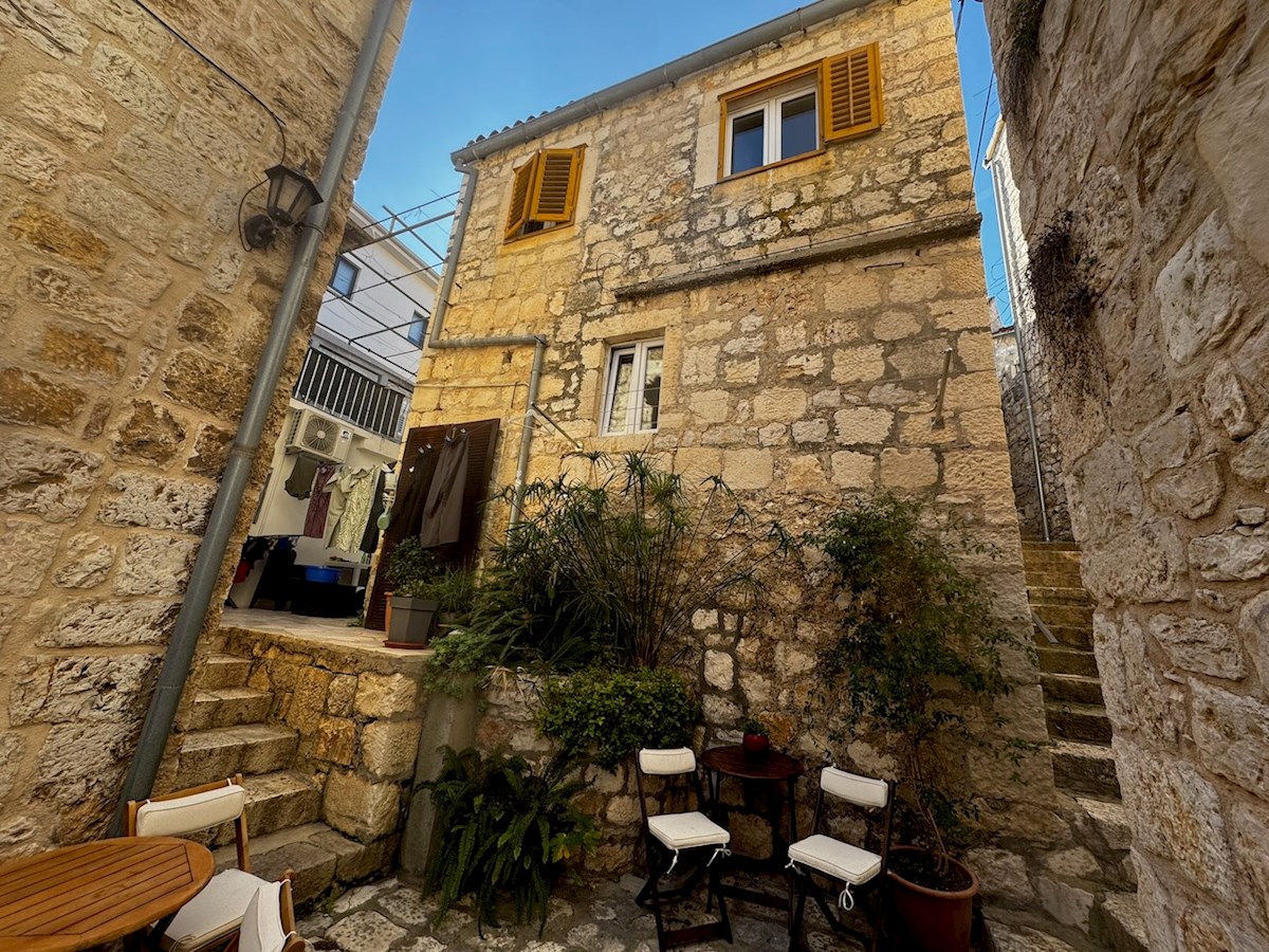 Casa tradizionale in pietra con progetto approvato - Città di Hvar