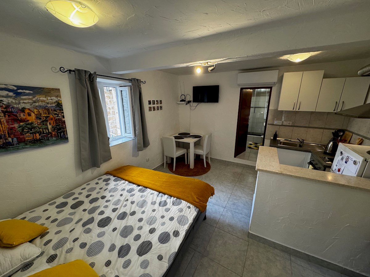 Casa tradizionale in pietra con progetto approvato - Città di Hvar