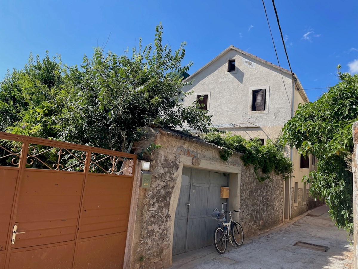 Una casa in pietra in vendita a Stari Grad con giardino da adattare
