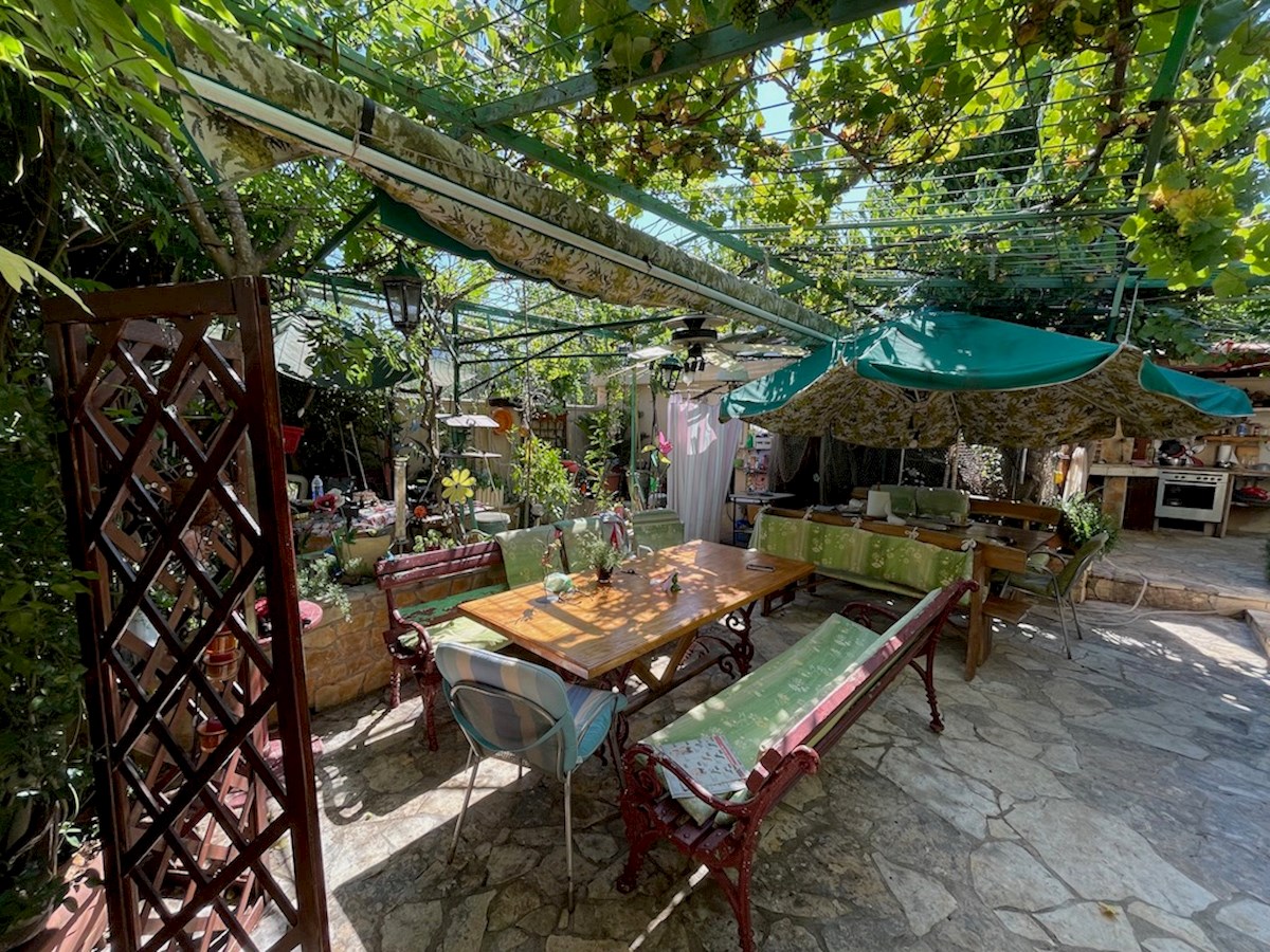 Una casa in pietra in vendita a Stari Grad con giardino da adattare