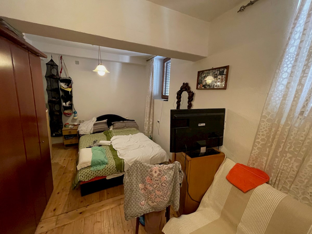 Una casa in pietra in vendita a Stari Grad con giardino da adattare