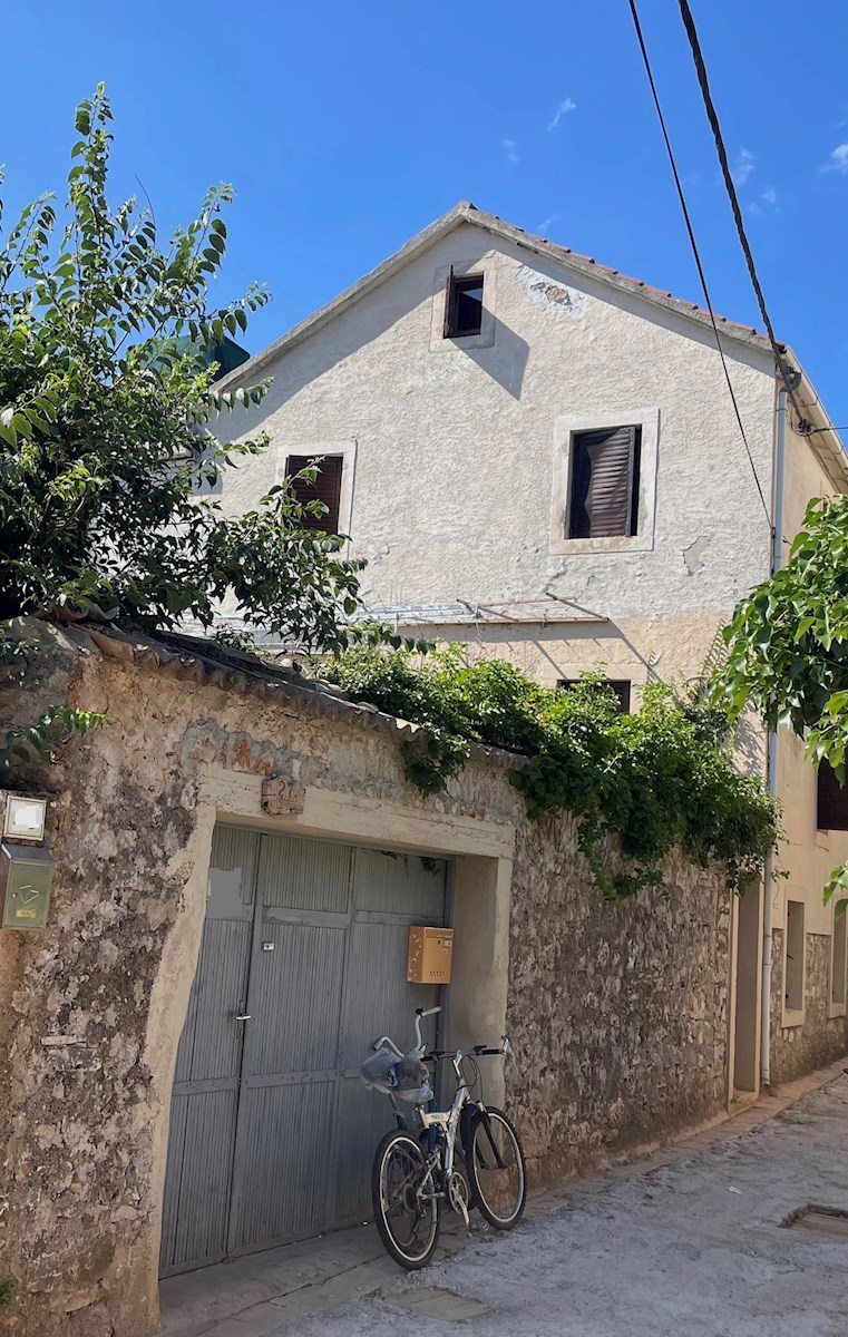 Una casa in pietra in vendita a Stari Grad con giardino da adattare