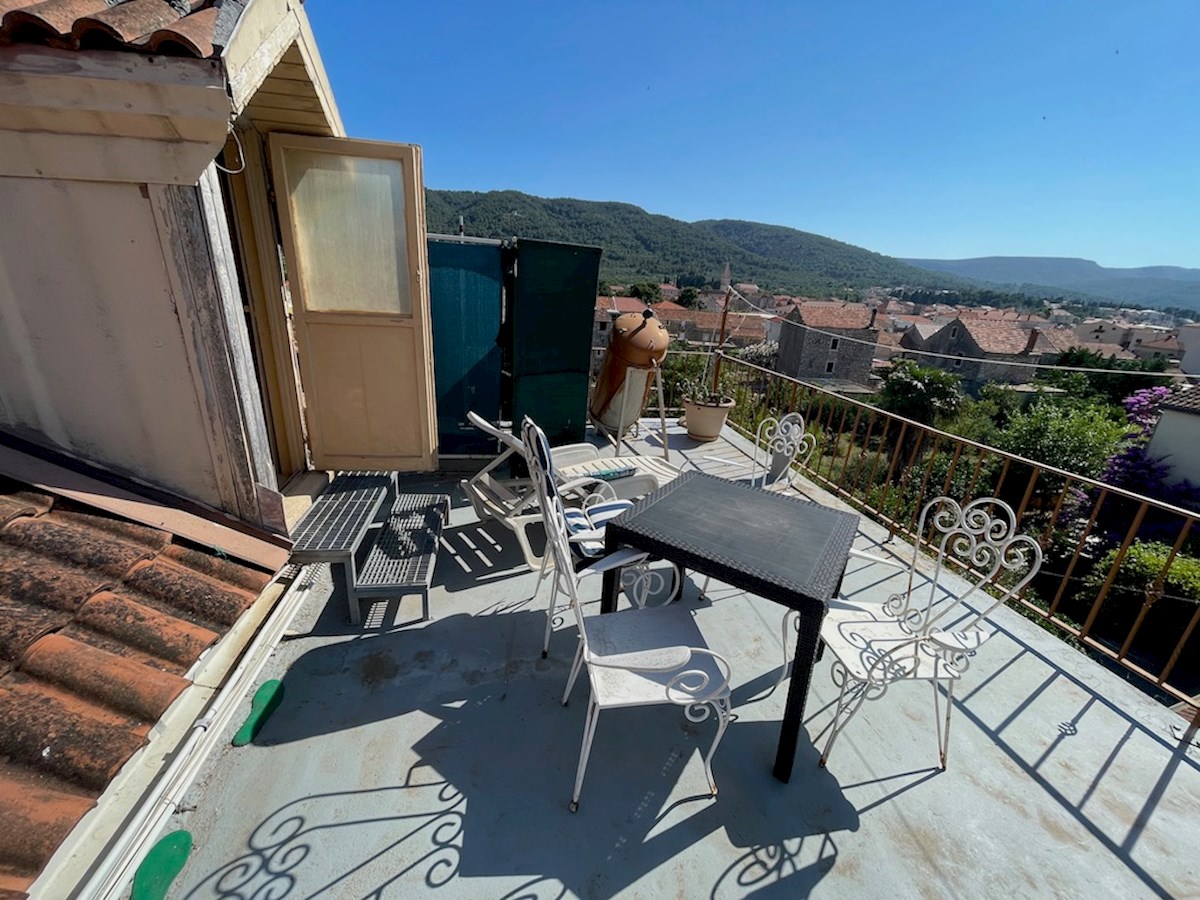 Una casa in pietra in vendita a Stari Grad con giardino da adattare