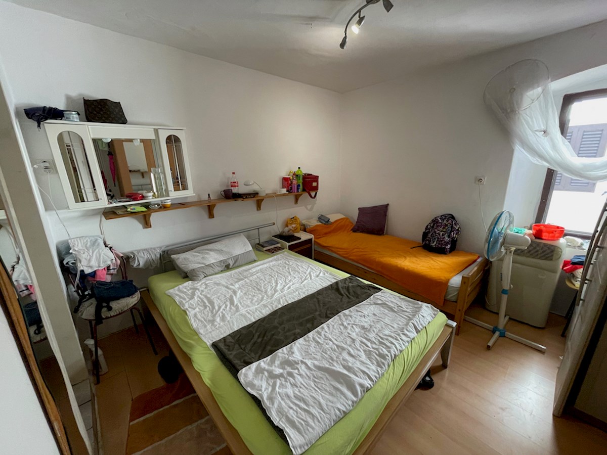 Una casa in pietra in vendita a Stari Grad con giardino da adattare