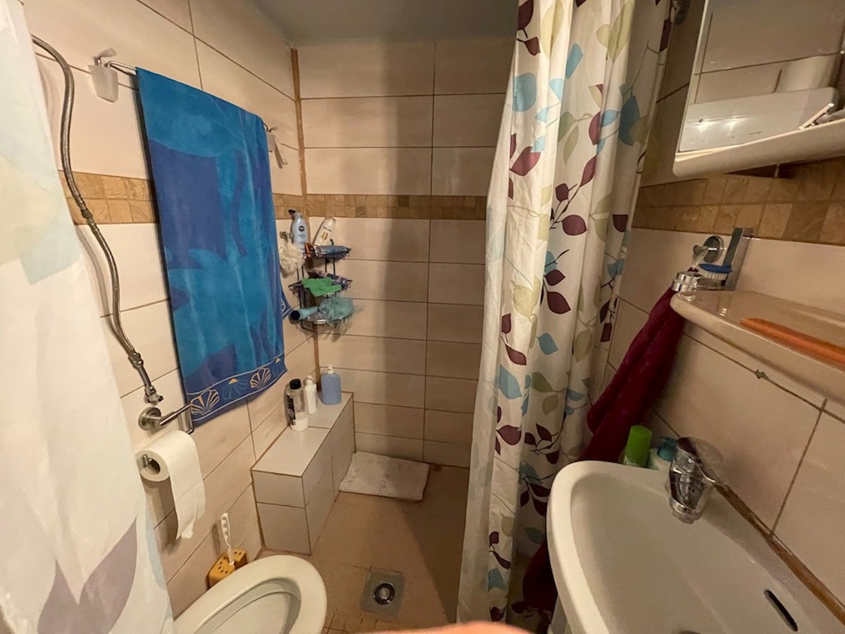 Una casa in pietra in vendita a Stari Grad con giardino da adattare