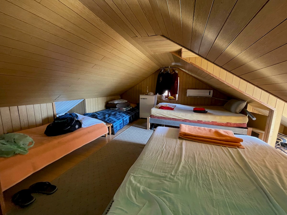 Una casa in pietra in vendita a Stari Grad con giardino da adattare