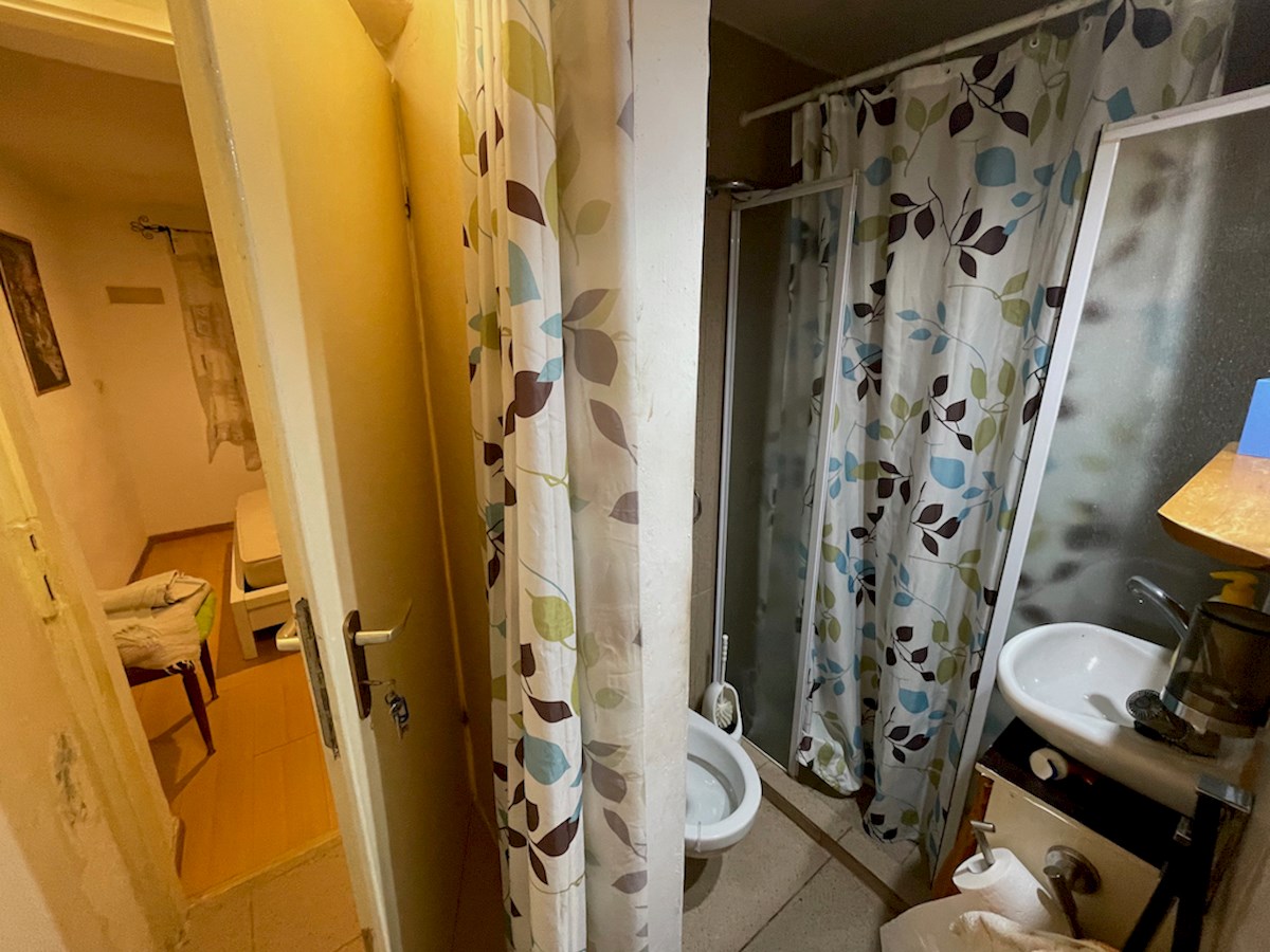 Una casa in pietra in vendita a Stari Grad con giardino da adattare