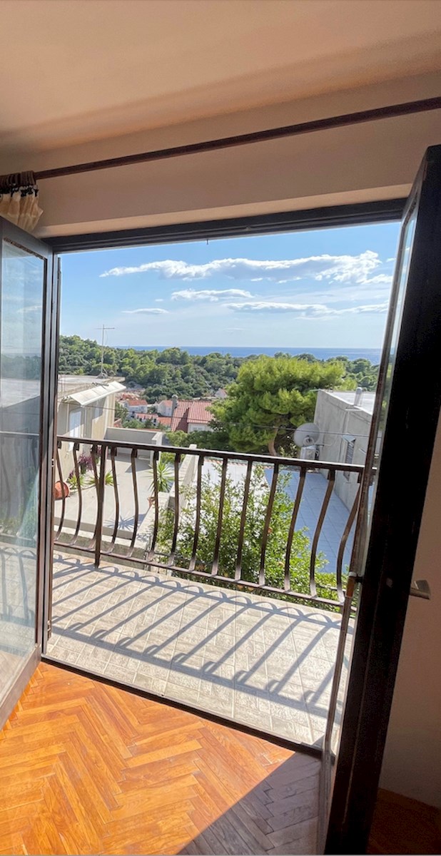 Casa familiare nella città di Hvar con parcheggio e vista mare