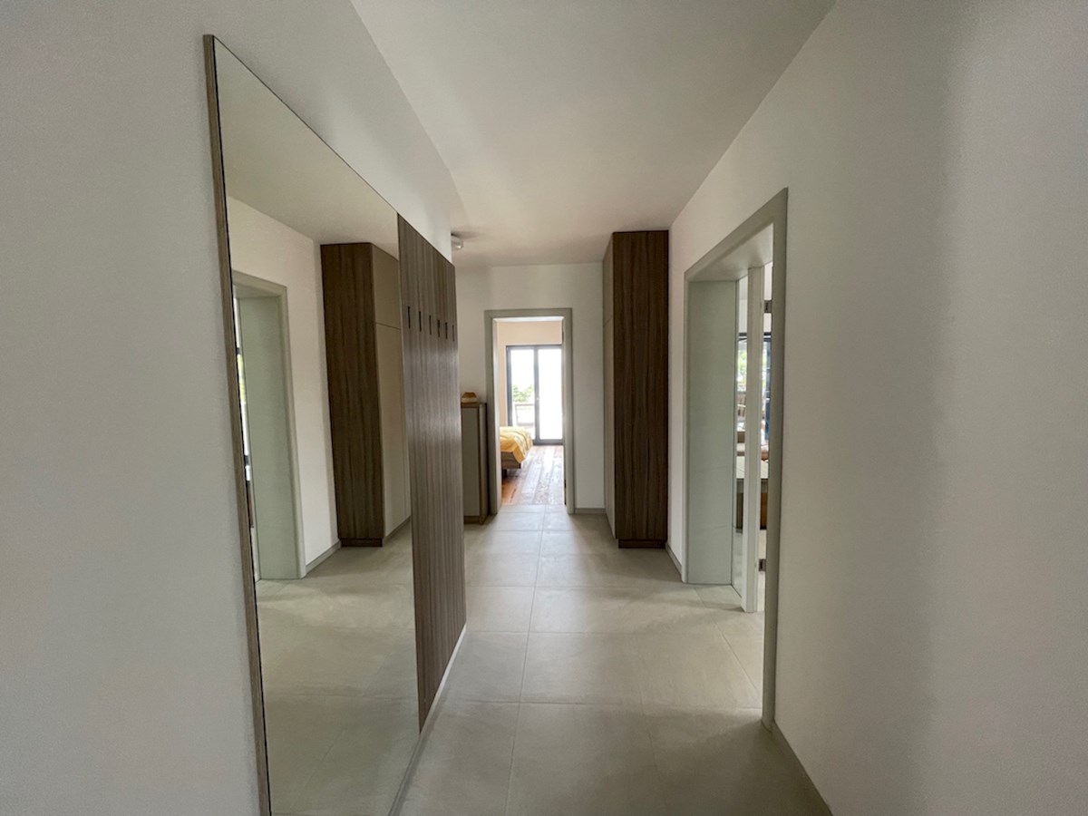 Bella casa in pietra di nuova costruzione a Jelsa con piscina e vista mare