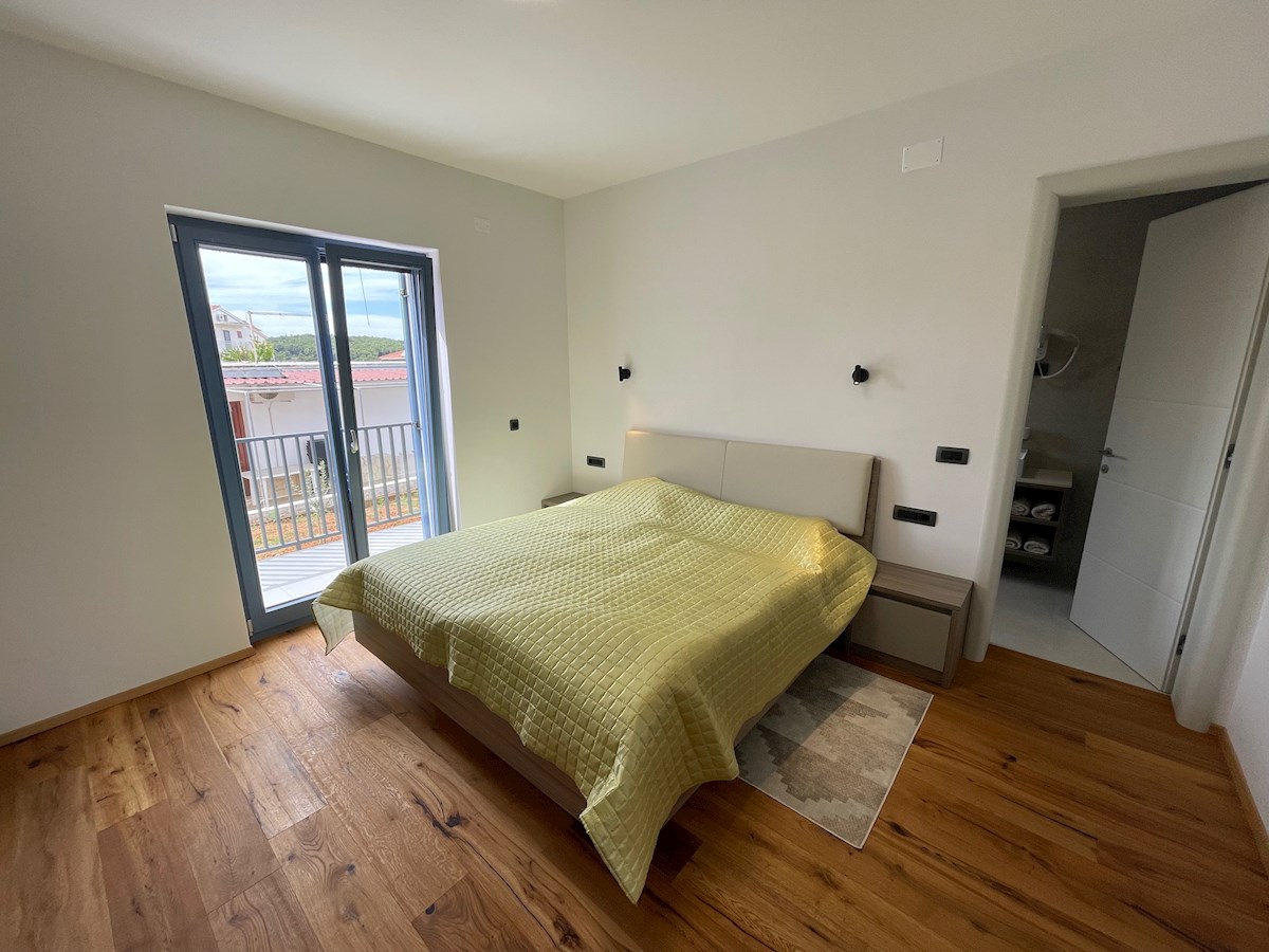 Bella casa in pietra di nuova costruzione a Jelsa con piscina e vista mare