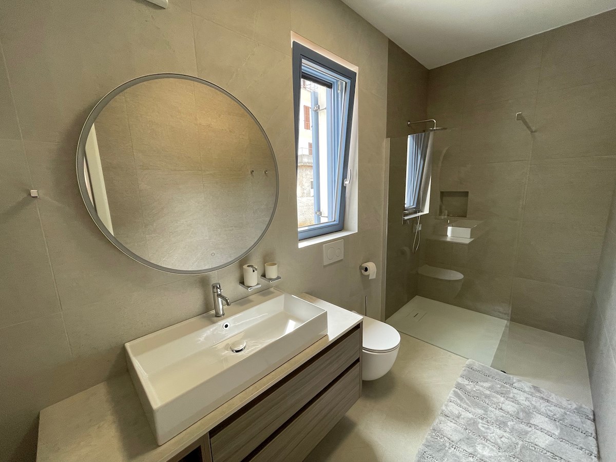 Bella casa in pietra di nuova costruzione a Jelsa con piscina e vista mare