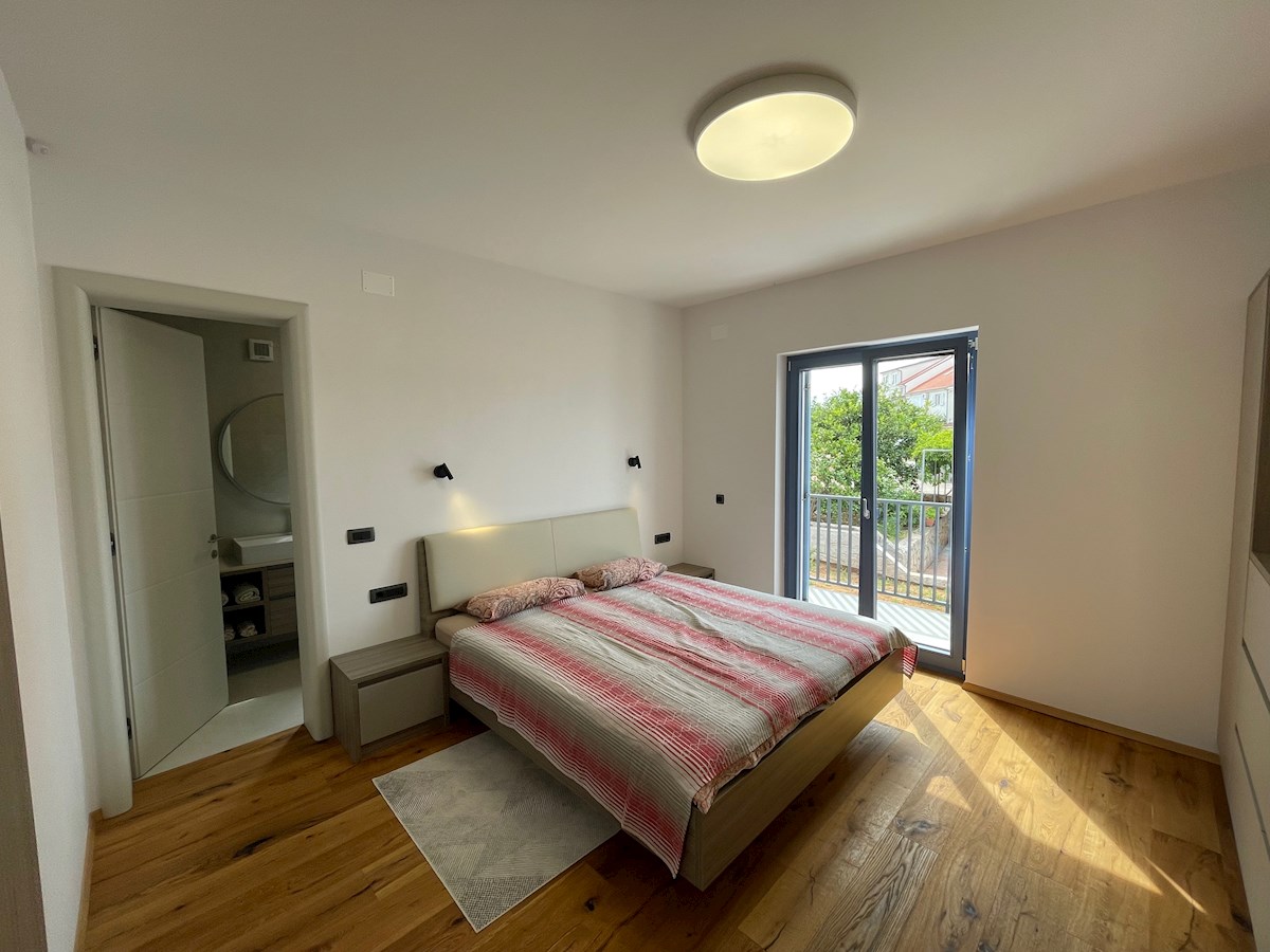 Bella casa in pietra di nuova costruzione a Jelsa con piscina e vista mare