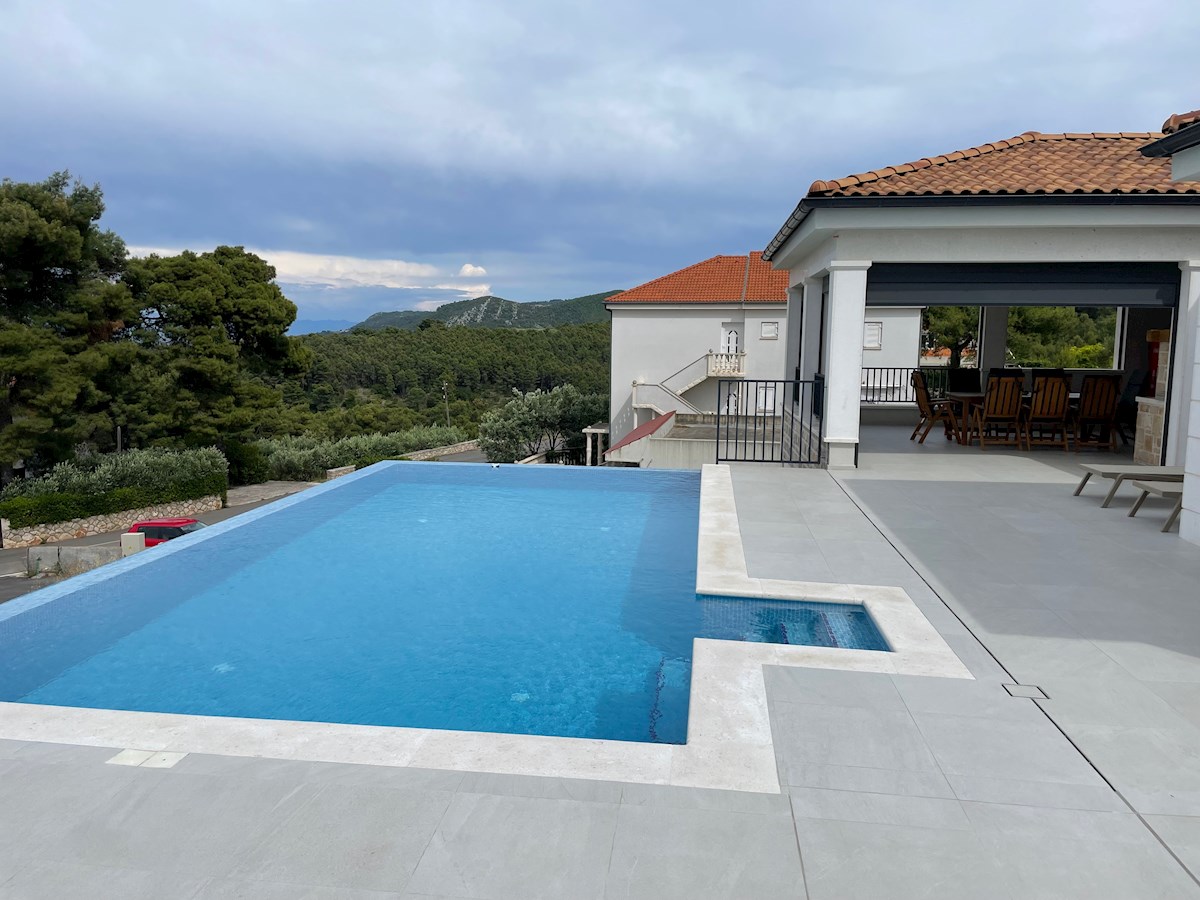 Bella casa in pietra di nuova costruzione a Jelsa con piscina e vista mare