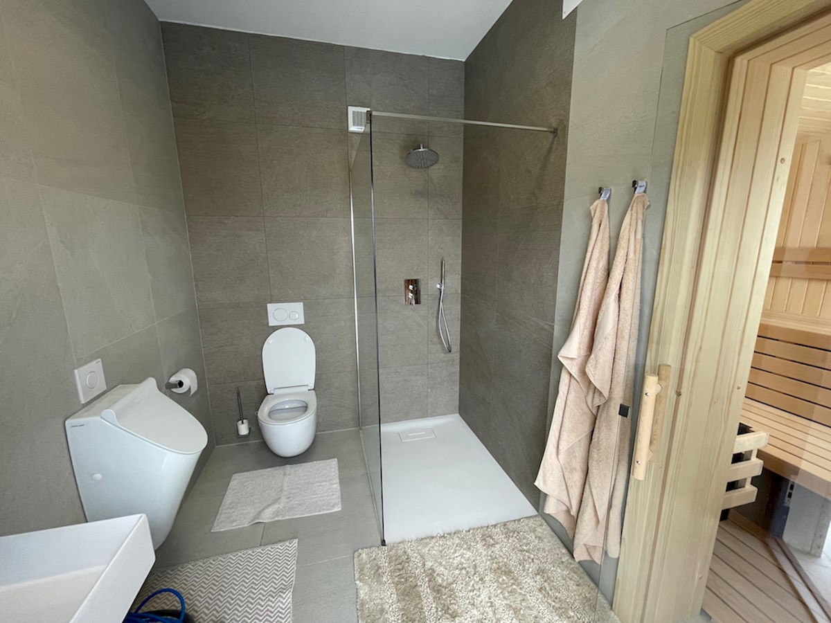 Bella casa in pietra di nuova costruzione a Jelsa con piscina e vista mare