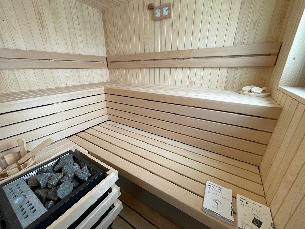 Bella casa in pietra di nuova costruzione a Jelsa con piscina e vista mare