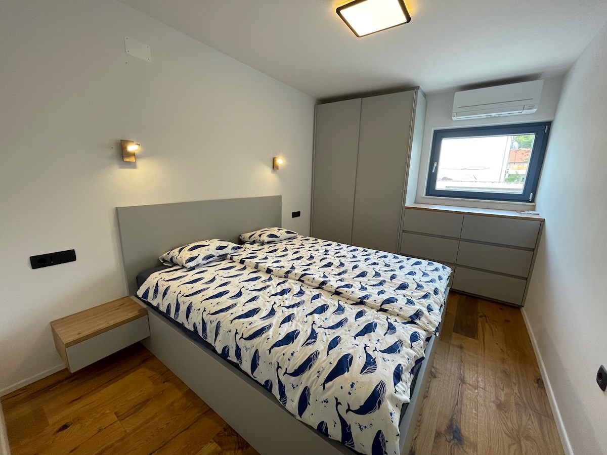 Bella casa in pietra di nuova costruzione a Jelsa con piscina e vista mare