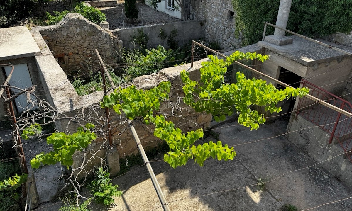 Progetto di ristrutturazione di una casa in pietra a Vrbanj con terrazza e vista sul giardino