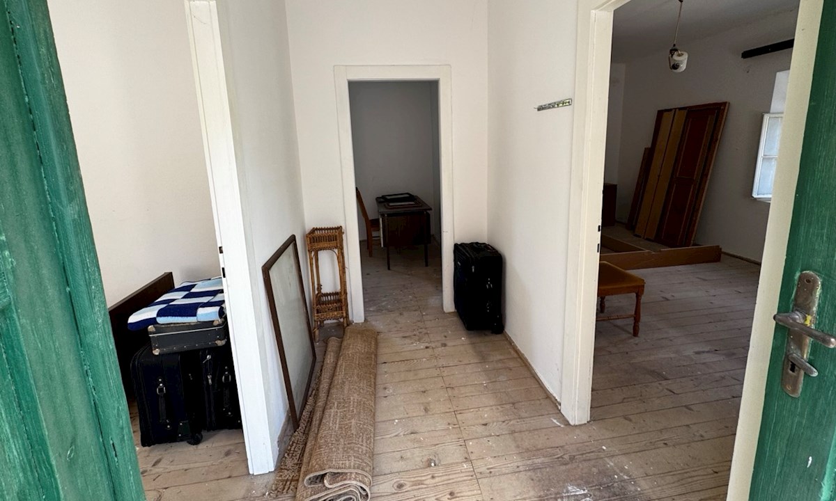 Progetto di ristrutturazione di una casa in pietra a Vrbanj con terrazza e vista sul giardino