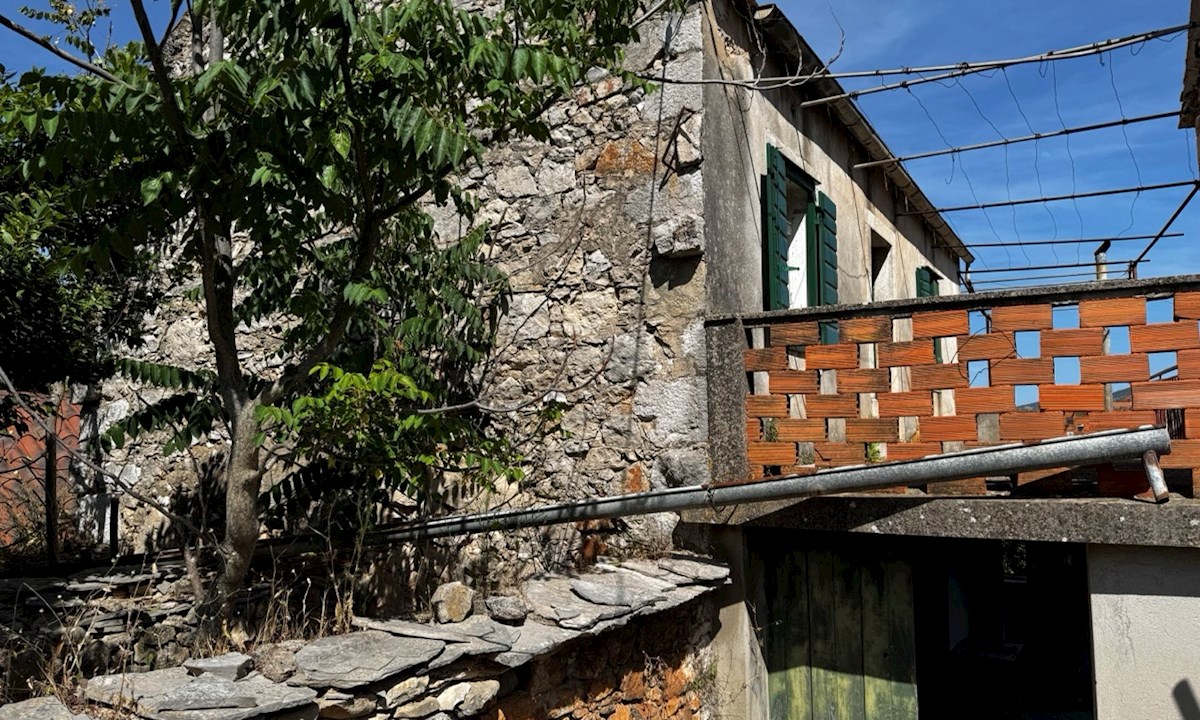 Progetto di ristrutturazione di una casa in pietra a Vrbanj con terrazza e vista sul giardino