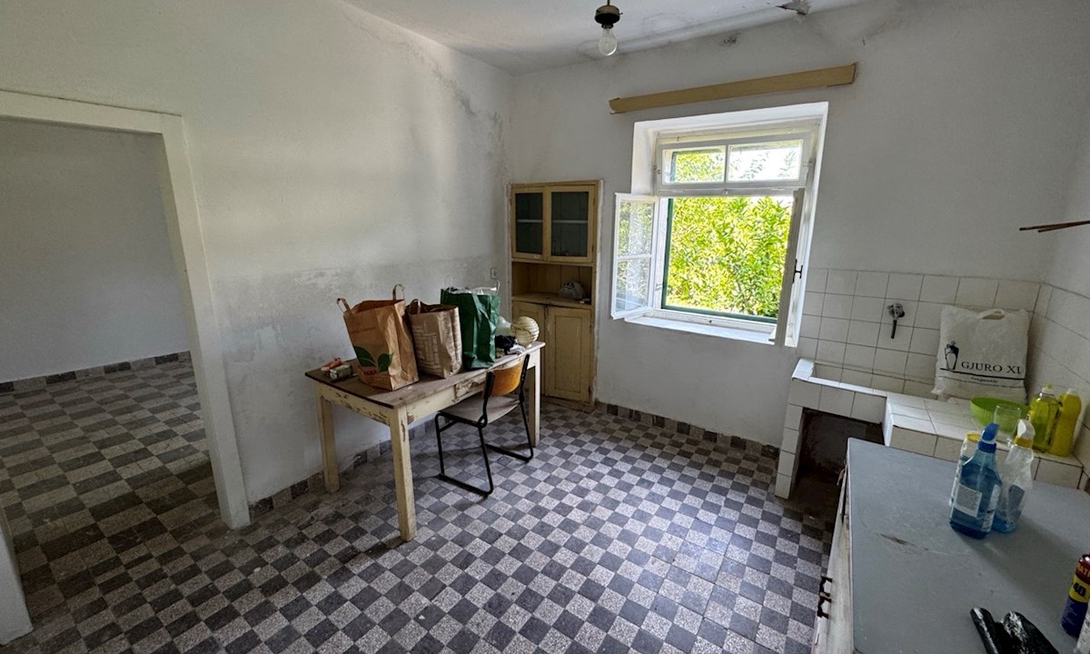 Progetto di ristrutturazione di una casa in pietra a Vrbanj con terrazza e vista sul giardino