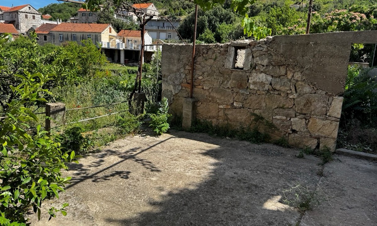 Progetto di ristrutturazione di una casa in pietra a Vrbanj con terrazza e vista sul giardino