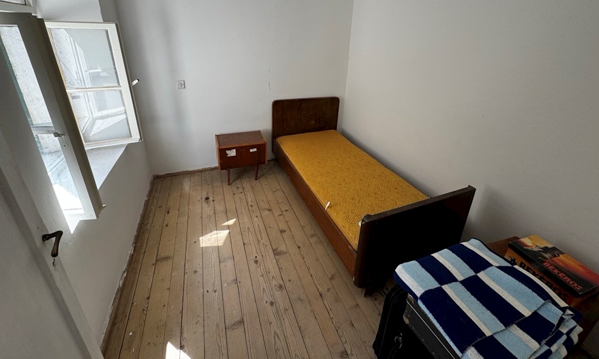 Progetto di ristrutturazione di una casa in pietra a Vrbanj con terrazza e vista sul giardino