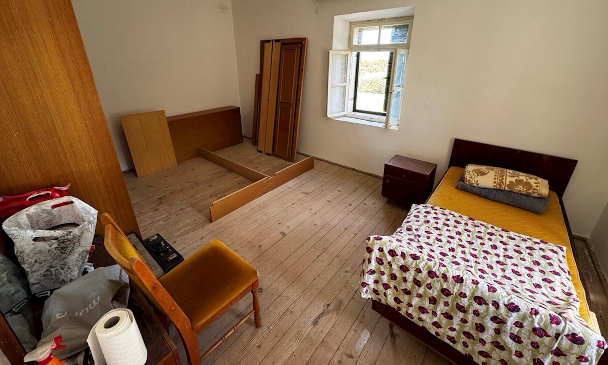 Progetto di ristrutturazione di una casa in pietra a Vrbanj con terrazza e vista sul giardino