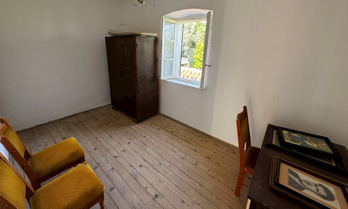 Progetto di ristrutturazione di una casa in pietra a Vrbanj con terrazza e vista sul giardino