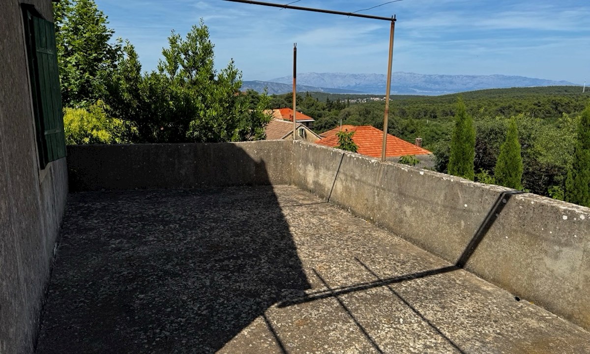 Progetto di ristrutturazione di una casa in pietra a Vrbanj con terrazza e vista sul giardino