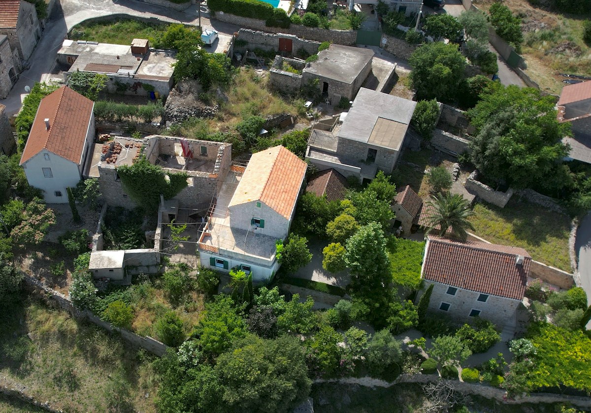 Progetto di ristrutturazione di una casa in pietra a Vrbanj con terrazza e vista sul giardino