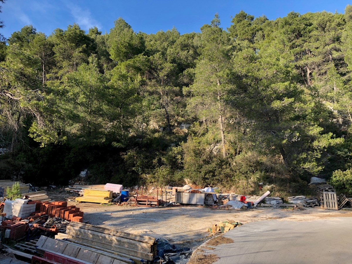 Vendesi attraenti appezzamenti di terreno sull'isola di Hvar