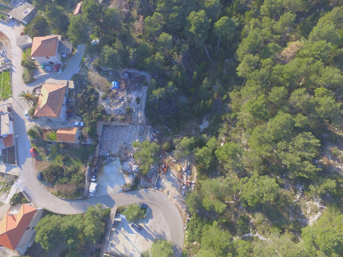 Vendesi attraenti appezzamenti di terreno sull'isola di Hvar