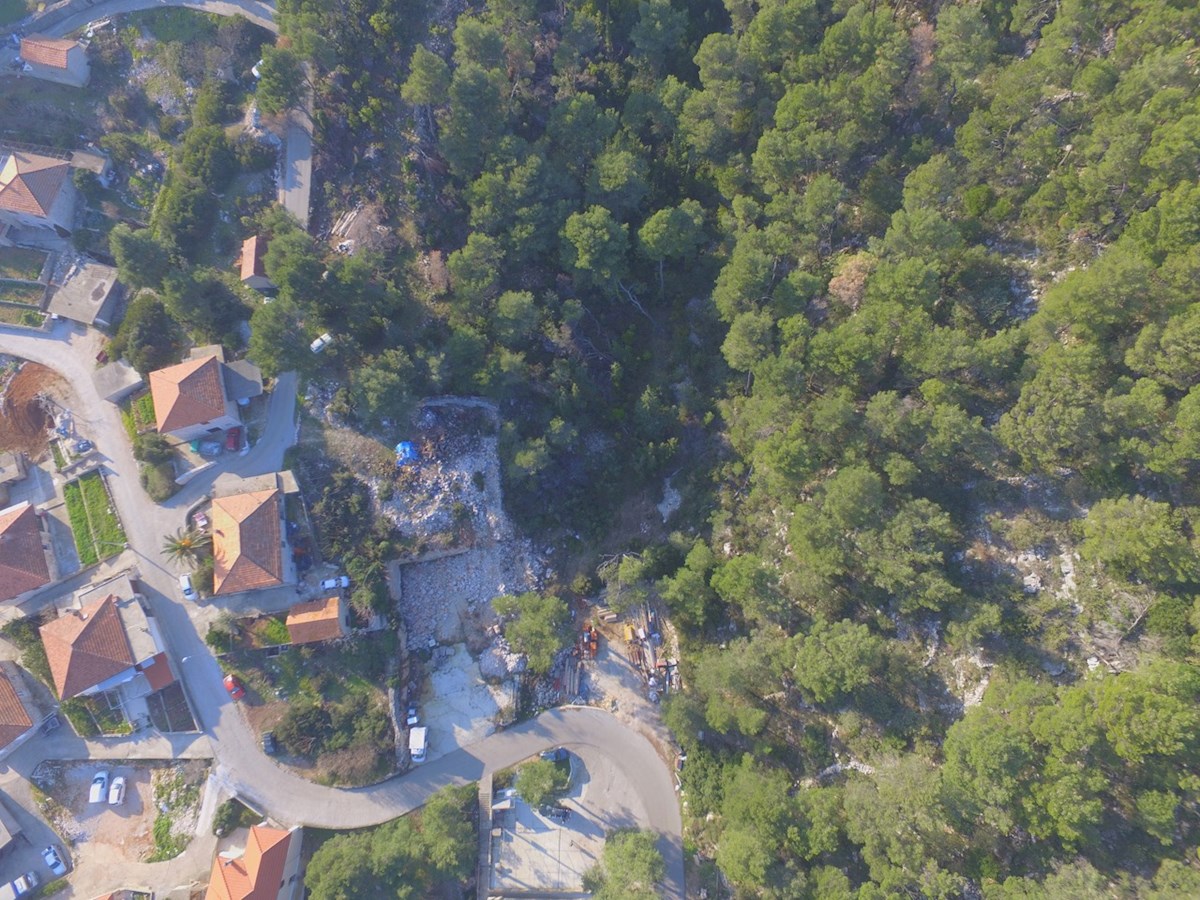 Vendesi attraenti appezzamenti di terreno sull'isola di Hvar