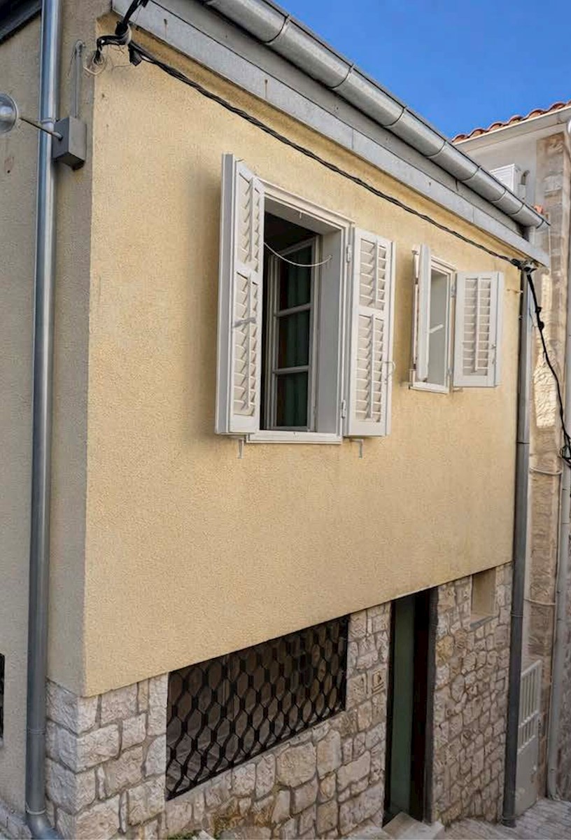 Una casa affascinante nel centro della città di Hvar, costruita a metà degli anni settanta