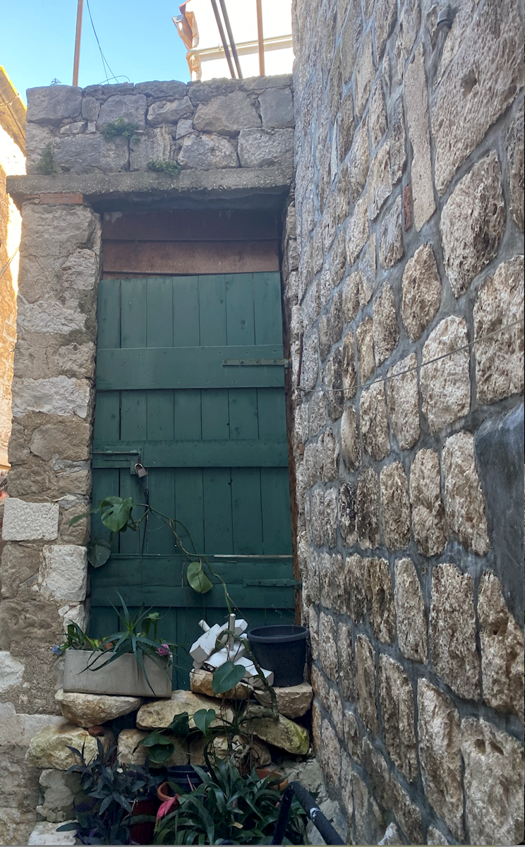 Scopri la tua casa in pietra con permesso di costruzione sull'isola di Hvar