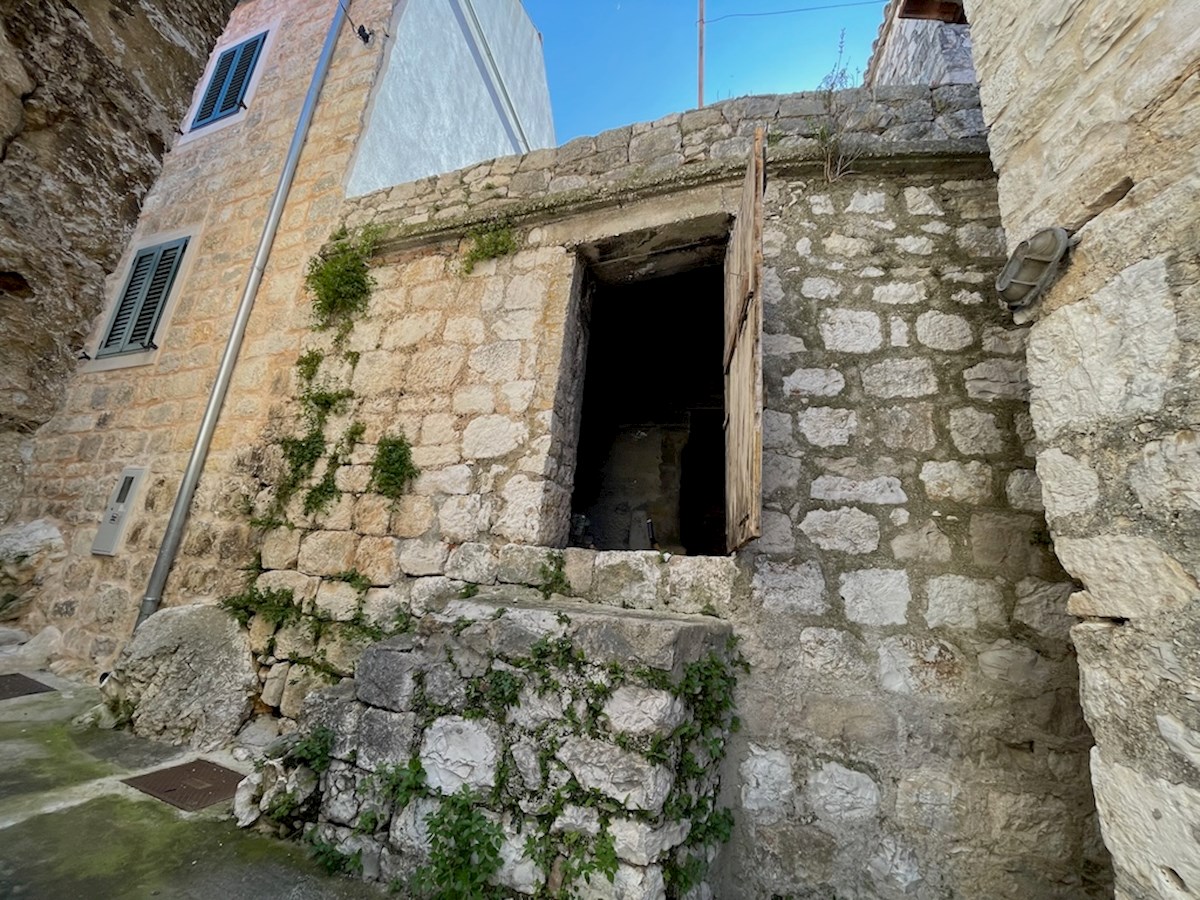 Scopri la tua casa in pietra con permesso di costruzione sull'isola di Hvar