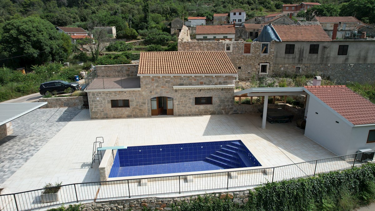 Bella casa tradizionale in pietra dalmata di nuova costruzione con piscina