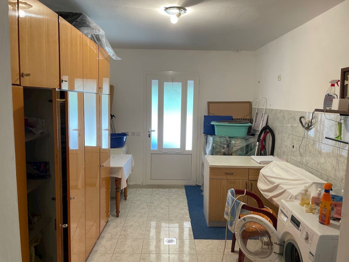 Spazioso appartamento in vendita a Jelsa con parcheggio e terrazza, isola di Hvar