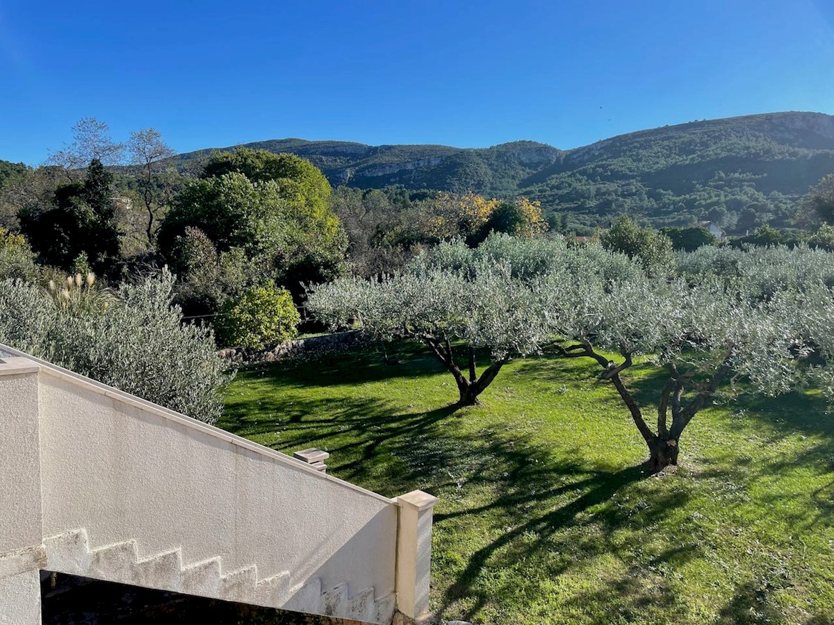 Spazioso appartamento in vendita a Jelsa con parcheggio e terrazza, isola di Hvar