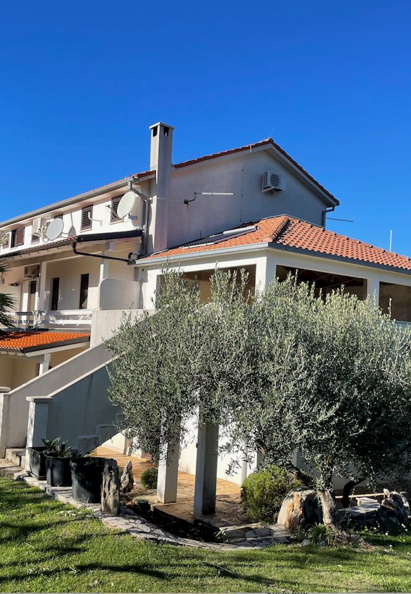 Spazioso appartamento in vendita a Jelsa con parcheggio e terrazza, isola di Hvar