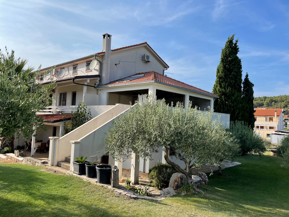 Spazioso appartamento in vendita a Jelsa con parcheggio e terrazza, isola di Hvar