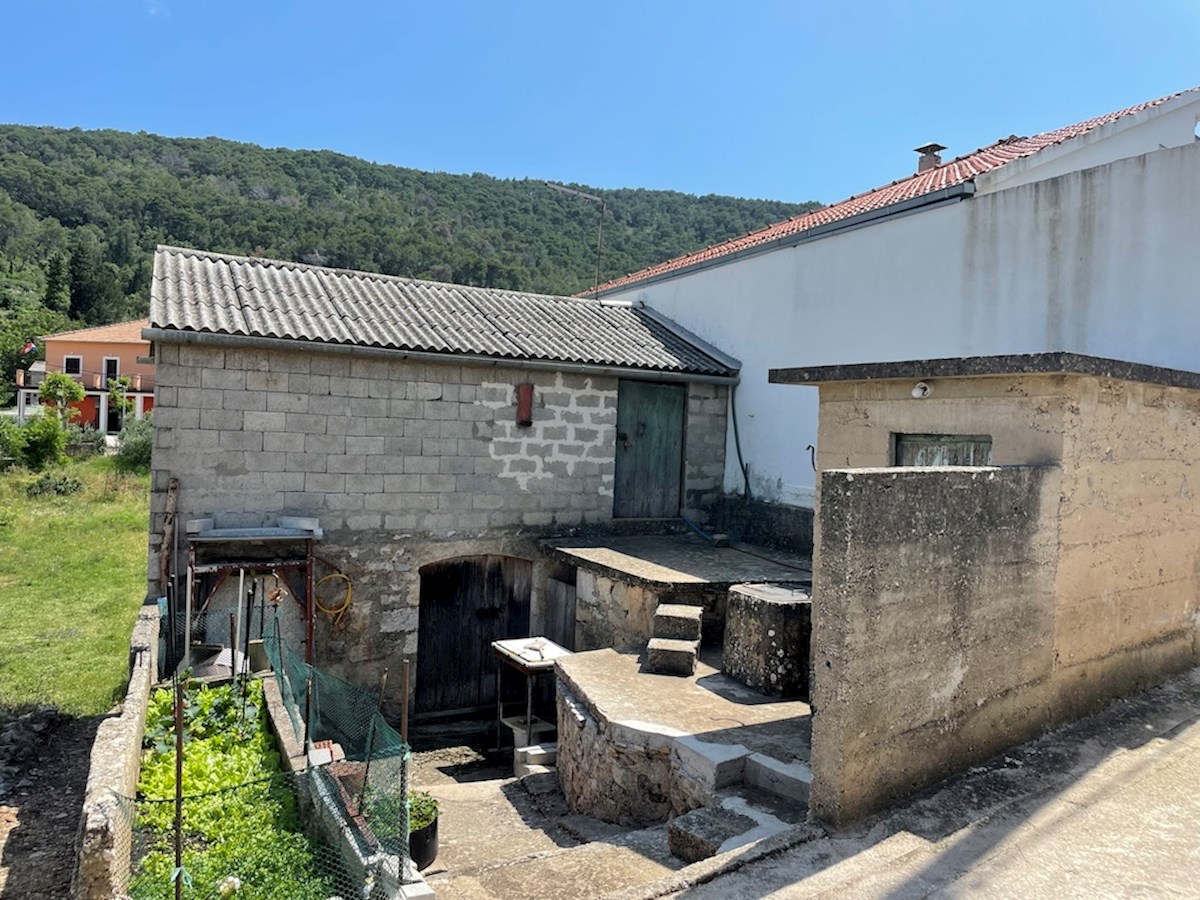 Opportunità di ristrutturare un'affascinante casa tradizionale a Dol, isola di Hvar