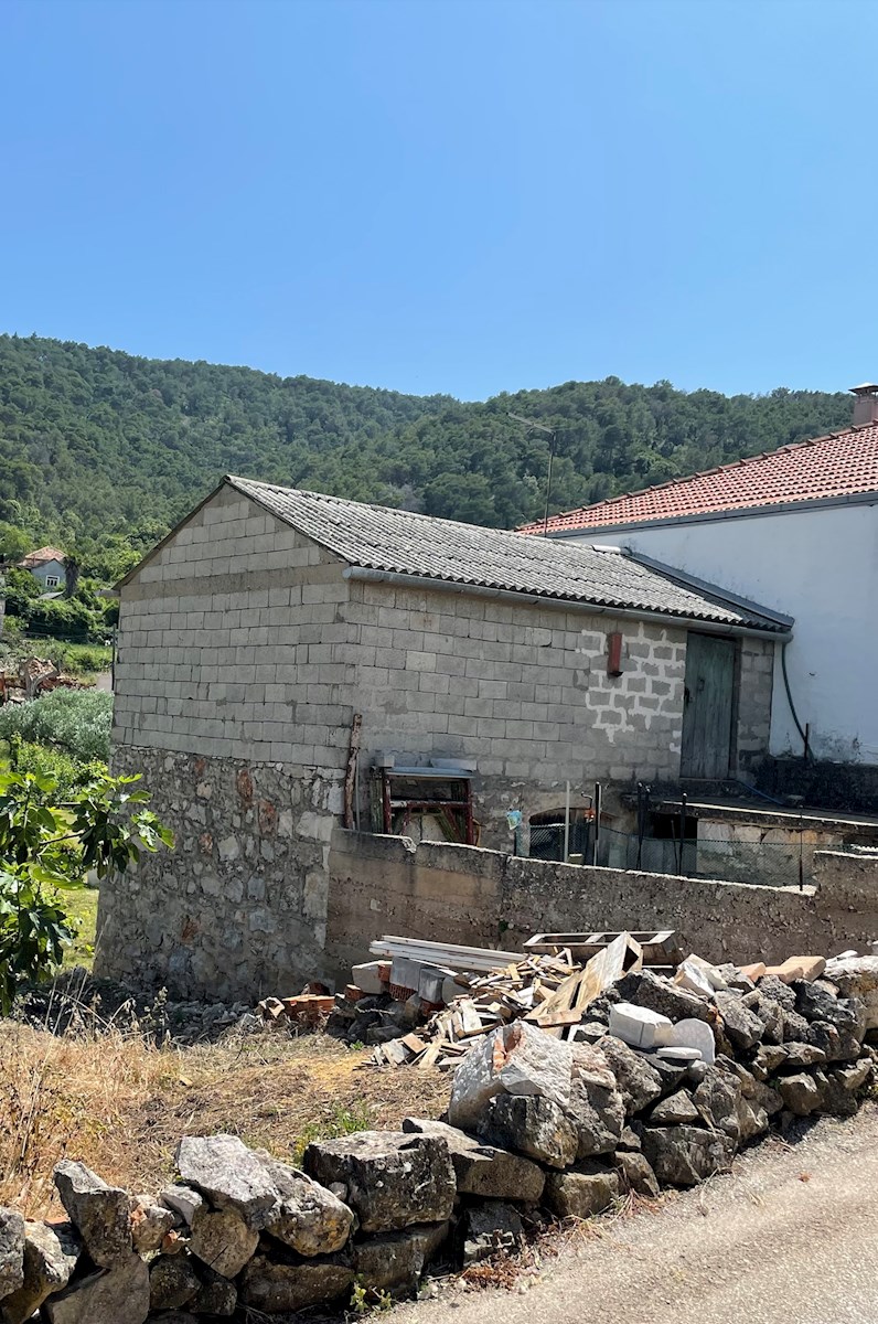 Opportunità di ristrutturare un'affascinante casa tradizionale a Dol, isola di Hvar