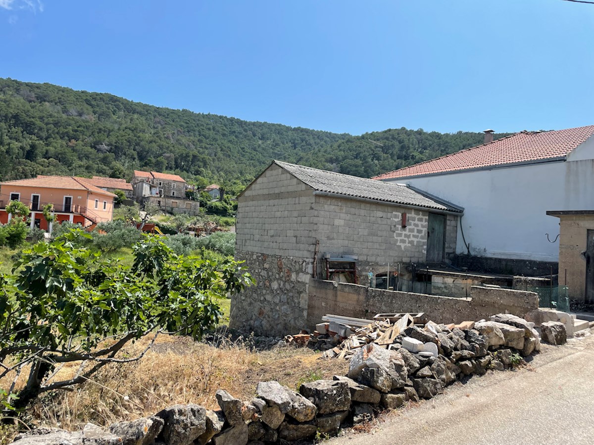 Opportunità di ristrutturare un'affascinante casa tradizionale a Dol, isola di Hvar