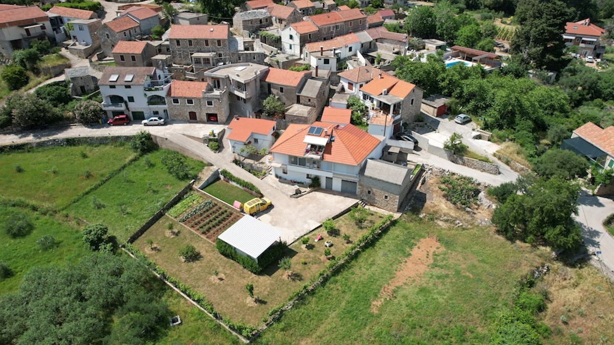 Opportunità di ristrutturare un'affascinante casa tradizionale a Dol, isola di Hvar